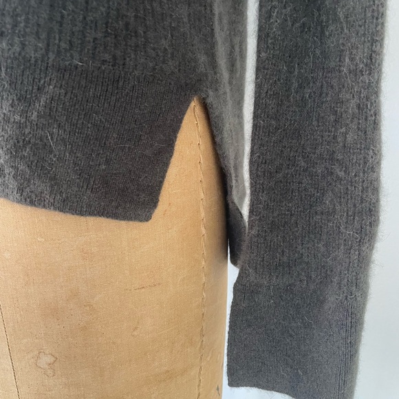 Gently pre-owned Bloomingdale’s cashmere sweater lace up shoulders gray-green S - Picture 5 of 10